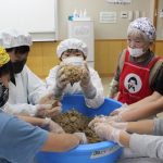 子どもたちに手作り味噌の味を伝授/福島養源小 食農教育活動