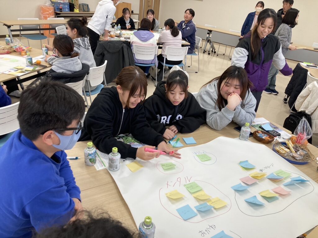 みかんの生産者と大学生がグループディスカッション